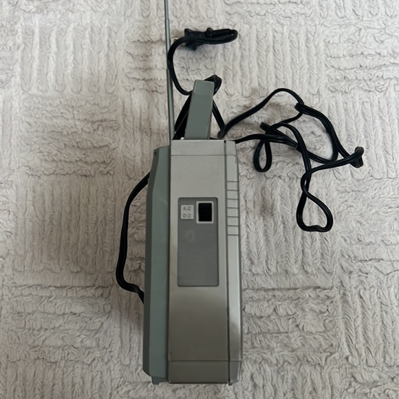 Sanyo Model RP 5230 AM/FM Portable Radio, Vintage 80’s - Picture 10 of 16